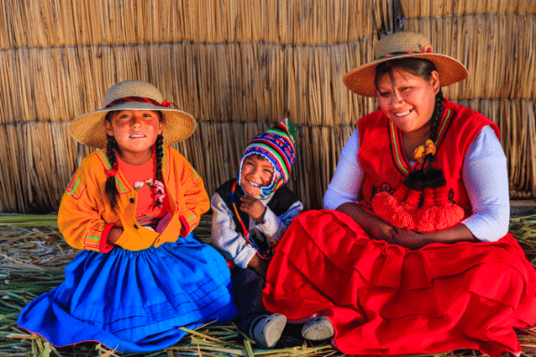 Famille aux îles flottantes d'Uros sur le lac Titicaca