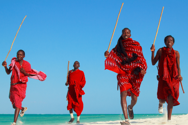 Guerriers Massaï sur la plage de Zanzibar