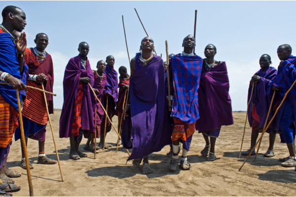 Massai qui dansent en Tanzanie