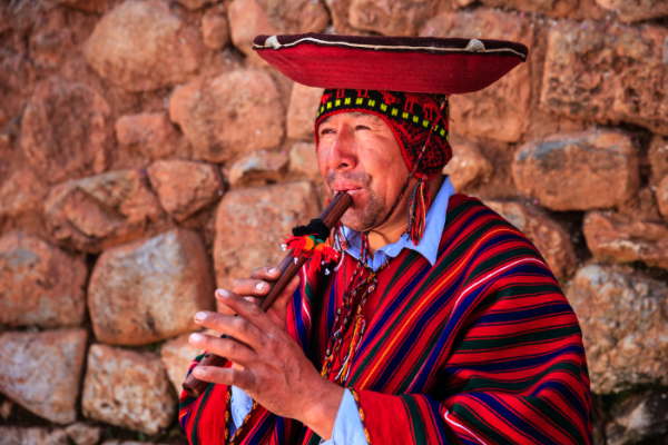Péruvien jouant de la flûte vallée sacrée des Incas