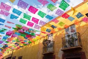 Drapeaux en papier coloré sur la rue à Campeche, Mexique
