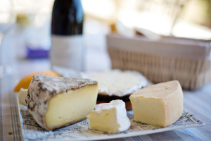Plateau de fromages français avec vin, gastronomie française