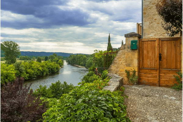 Rivière de la Dordogne dans le Perigord en Occitanie