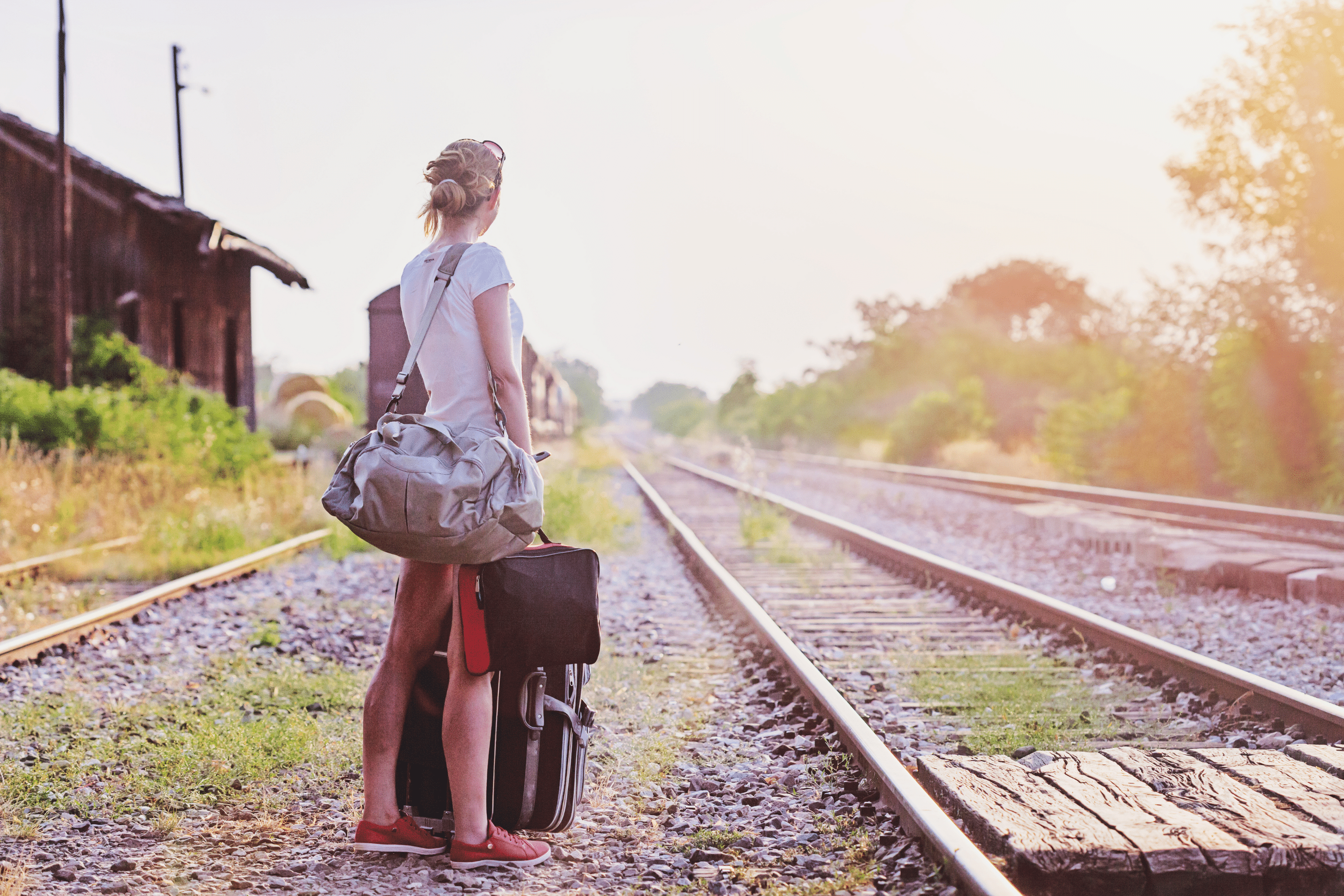 Le voyage initiatique - femme attendant son train