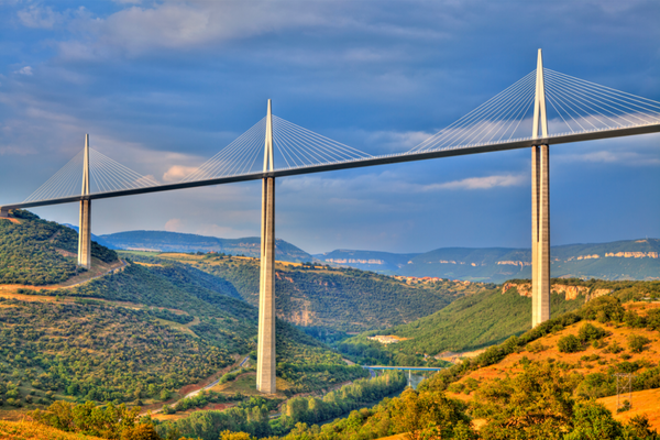 Viaduc de Millau dans la vallée du Rhône