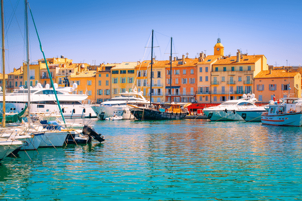 Saint Tropez et ses yachts de luxe dans la marina