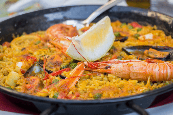 Paella, repas traditionnel typique d'Espagne