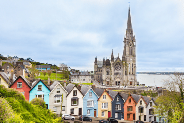 Cathédrale et maisons colorées à Cobh en Irlande