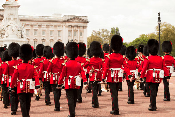 Hommes de garde marchant devant le Buckingham Palace à Londres