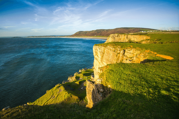 Vue sur la mer depuis une falaise au Pays de Galles