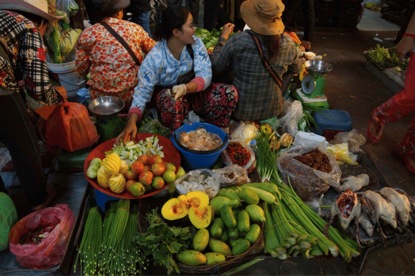 Cambodge - Marché à Siem Reap femme vendant des légumes