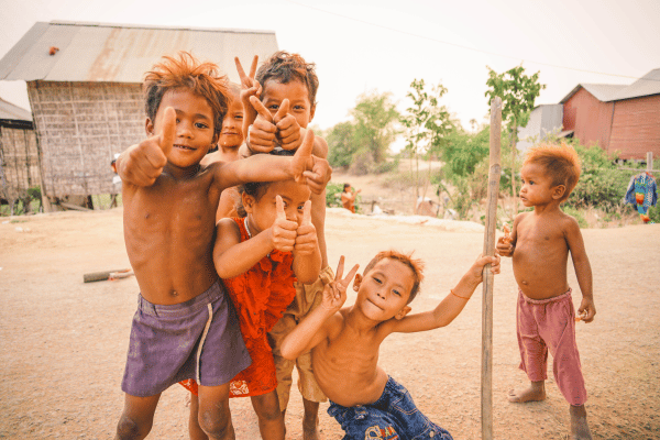Cambodge - famille et enfants jouant dehors