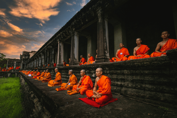 Cambodge - moines bouddhistes méditant