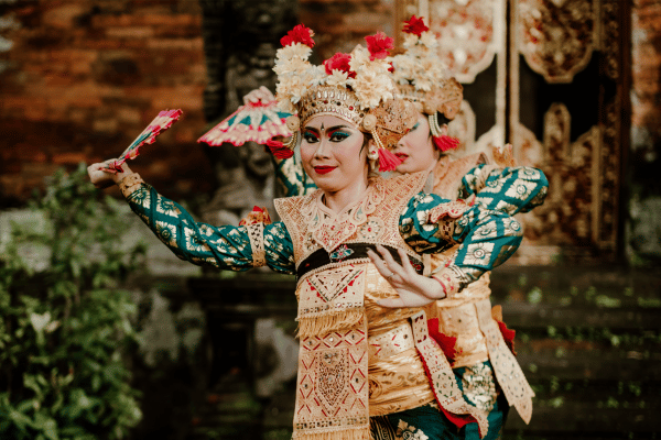 Femmes dansant en costume traditionnel balinais