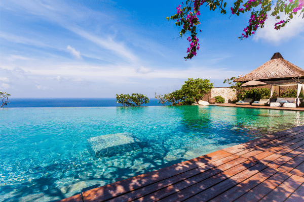 Hôtel avec piscine en bord de plage à Bali