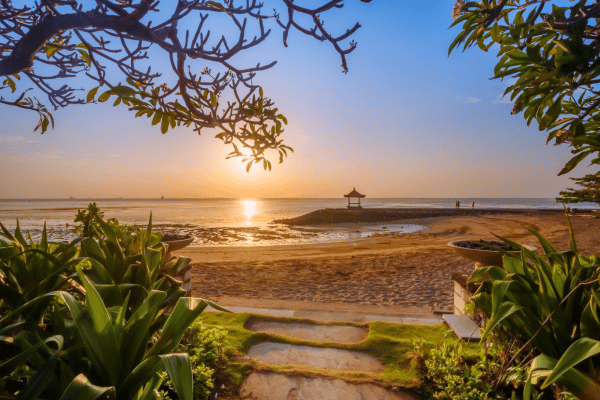Lever du soleil sur une plage à Bali