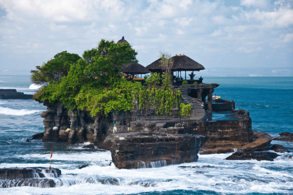 Pura Tanah Lot Temple sanctuaire en pleine mer à Bali