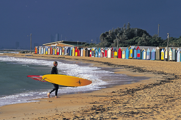 Surfeur sur une plage australienne