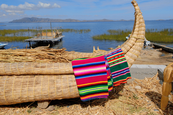 Bateau local lac Titicaca village flottant Bolivie