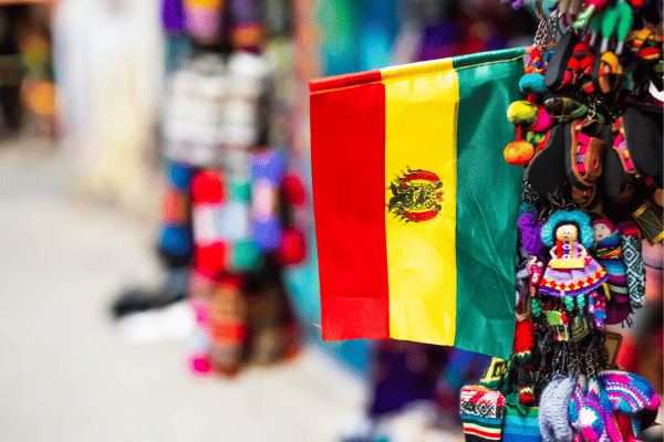 Drapeau et artisanat bolivien