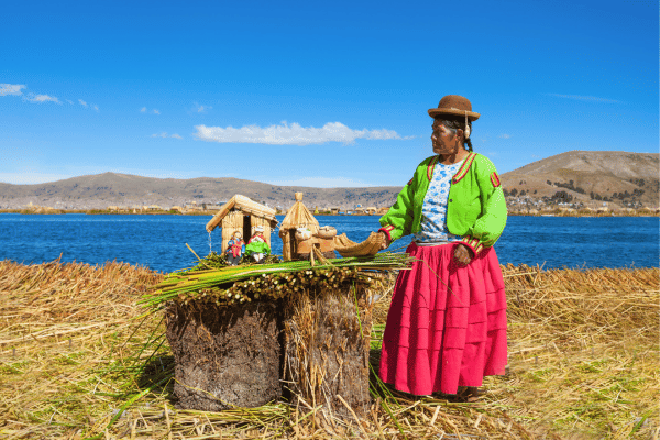 Habitante locale sur une île flottante sur le lac Titicaca