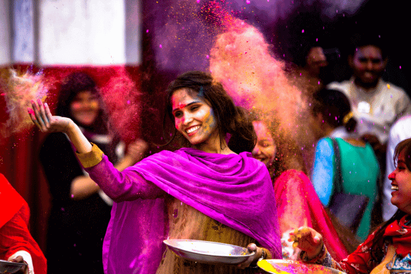 Organisatrice voyage Inde - filles à un festival Holi