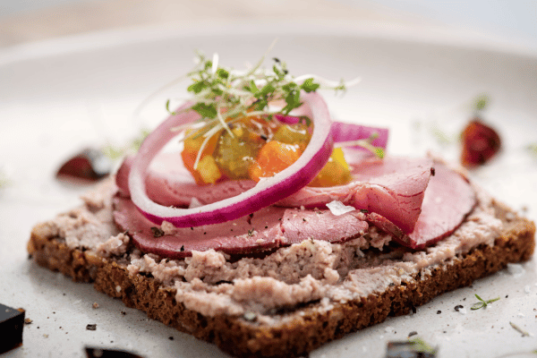 Manger un smørrebrød au hareng