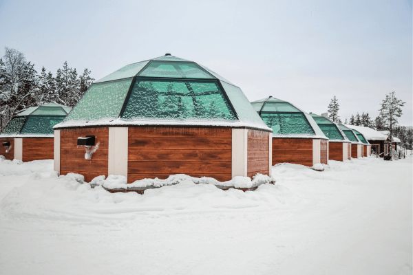Où-loger-en-Laponie-cottages-igloos-chalets