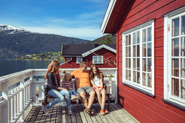Famille-en-Norvège-devant-maison-traditionnelle Famille-en-Norvège-devant-maison-traditionnelle